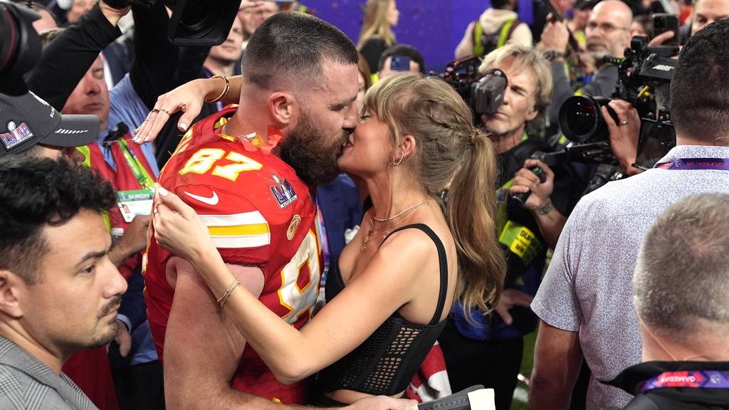 Ein Bild, das wir diese Saison öfters sehen werden: Travis Kelce und Taylor Swift.