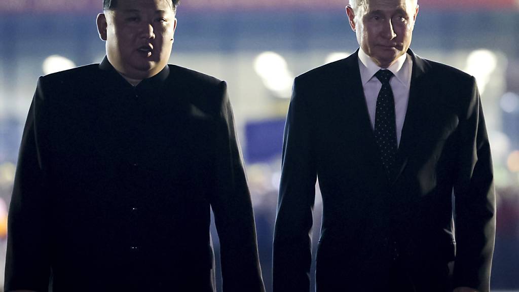 ARCHIV - Der nordkoreanische Machthaber Kim Jong Un (l) und Russlands Präsident Wladimir Putin auf einem internationalen Flughafen außerhalb von Pjöngjang. Foto: Gavriil Grigorov/Pool Sputnik Kremlin/AP/dpa