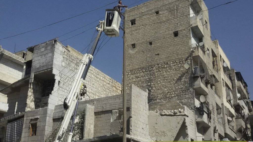 Nach Luftangriffen auf Aleppo reparieren syrische Arbeiter Elektrizitätskabel. (Archiv)