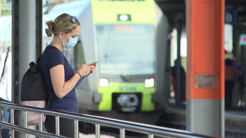 Maskenignorantin rastet im Zug wegen Maskenpflicht aus