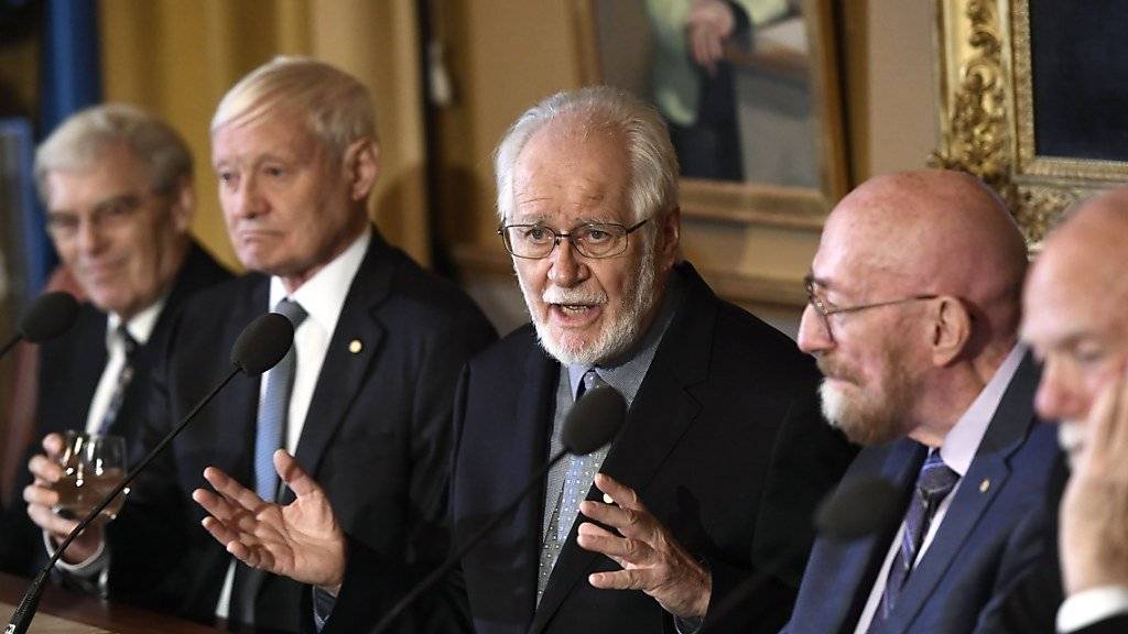 Der Waadtländer Nobelpreisträger Jacques Dubochet (Mitte) hatte in den vergangenen Tagen in Stockholm Gelegenheit die ebenfalls Geehrten zu treffen - am Sonntagnachmittag wird dann die offizielle Zeremonie stattfinden.