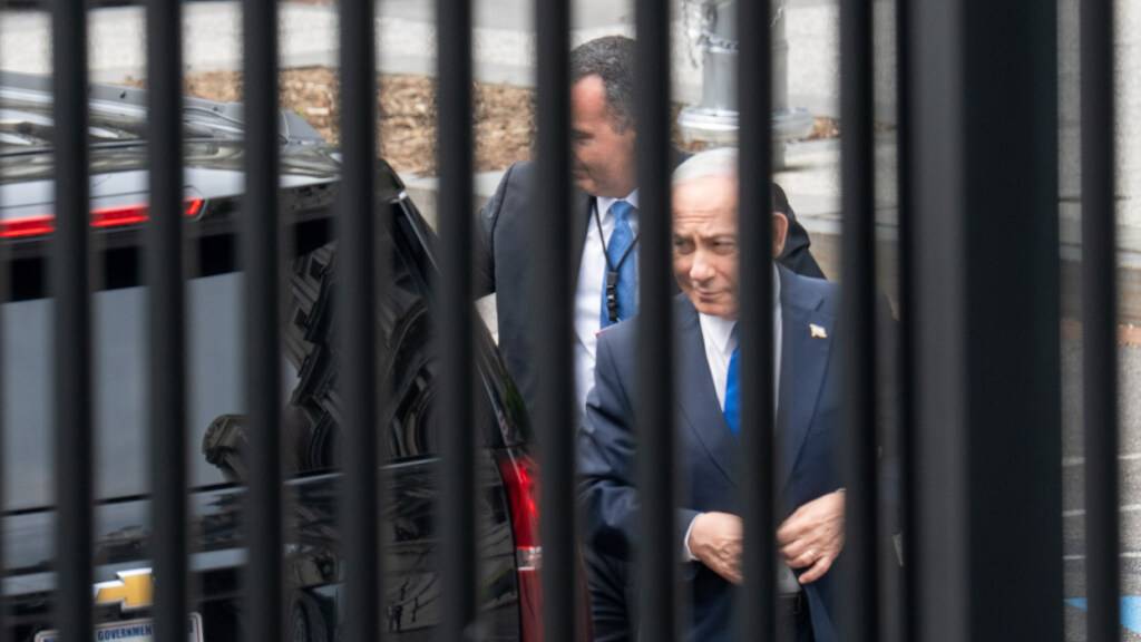Der israelische Ministerpräsident Benjamin Netanjahu (r) trifft im Weißen Haus ein. Foto: Andrew Leyden/ZUMA Press Wire/dpa