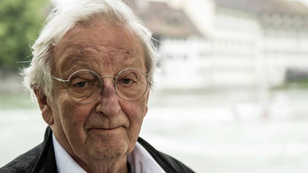 Der Schweizer Schriftsteller Peter Bichsel feiert am heutigen Dienstag seinen 85. Geburtstag. Von sich selbst sagt er, er sein kein leidenschaftlicher Schriftsteller. Aber er ist ein leidenschaftlicher Erzähler. (Archivbild)