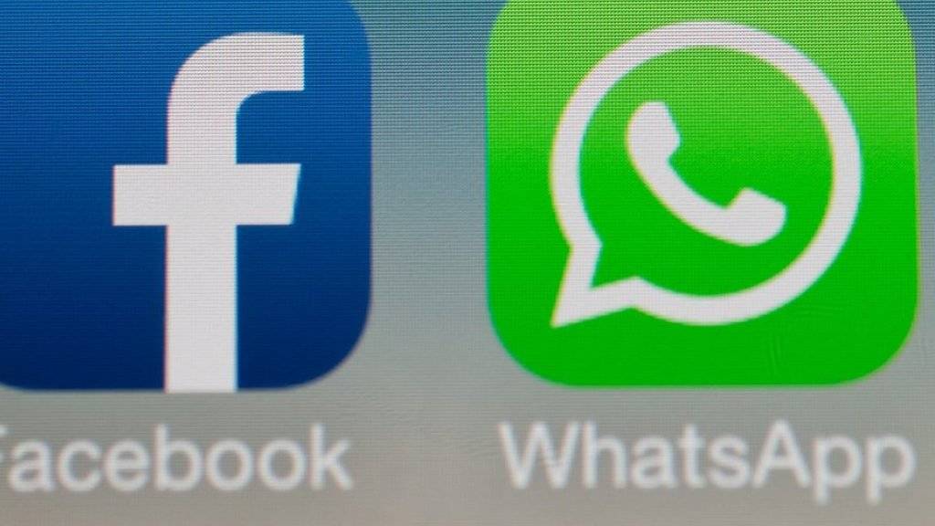 Die Logos von Facebook und WhatsApp auf einem Smartphone.