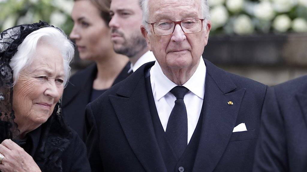 Der frühere belgische König Albert II. (in schwarzer Krawatte) zusammen mit seiner Gattin Paola (links) in einer Aufnahme vom 3. Mai 2019.