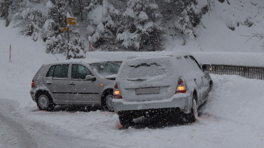In Trogen sind aufgrund des Schnees zwei Autos ineinander gerutscht.