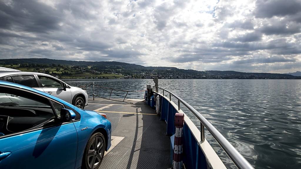 Die Zürichsee-Fähre zwischen Horgen und Meilen hat im letzten Jahr weniger Fahrzeuge und Menschen befördert. Vor allem Lastwagenfahrer wählen häufiger eine andere Route als jene über den See. (Archivbild)