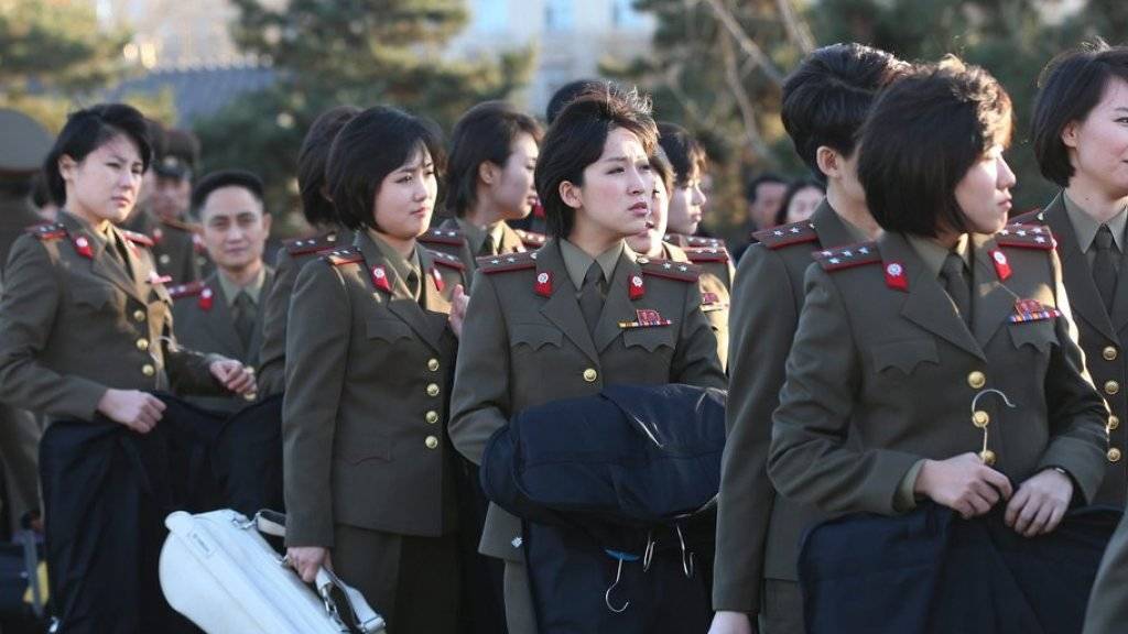 Die nordkoreanische Girlband Moranbong am Donnerstag bei ihrer Ankunft in Peking.