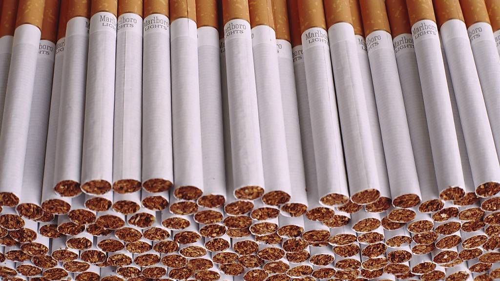 Zigaretten und andere Tabakprodukte sollen nach Ansicht der kleinen Kammer nicht mehr so aktiv beworben werden können - zum Schutz der Jugendlichen. (Themenbild)
