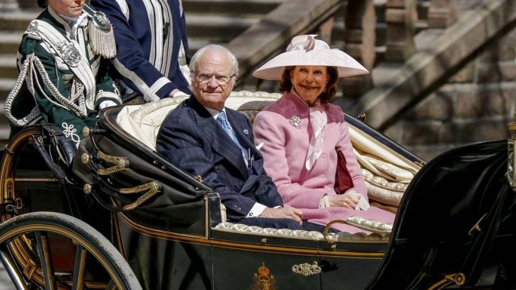 Der schwedische König Carl XVI. Gustaf und seine Frau, Königin Silvia, in einer offenen Kutsche vor dem Stockholmer Rathaus. Der Monarch feiert seinen 70. Geburtstag.