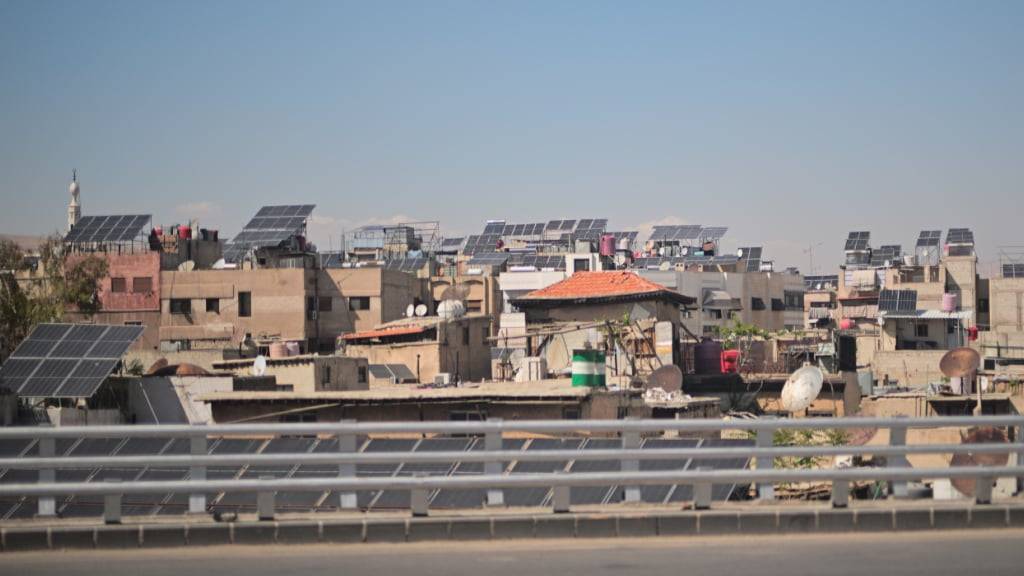 ARCHIV - Solaranlagen sind auf Häusern in Damaskus zu sehen. Foto: Sebastian Gollnow/dpa