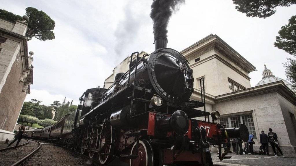 Bereits am Freitag verkehrte ein historischer Zug mit einer Dampflokomotive auf der Bahnlinie, die den Vatikan mit der päpstlichen Sommerresidenz in Castel Gandolfo verbindet