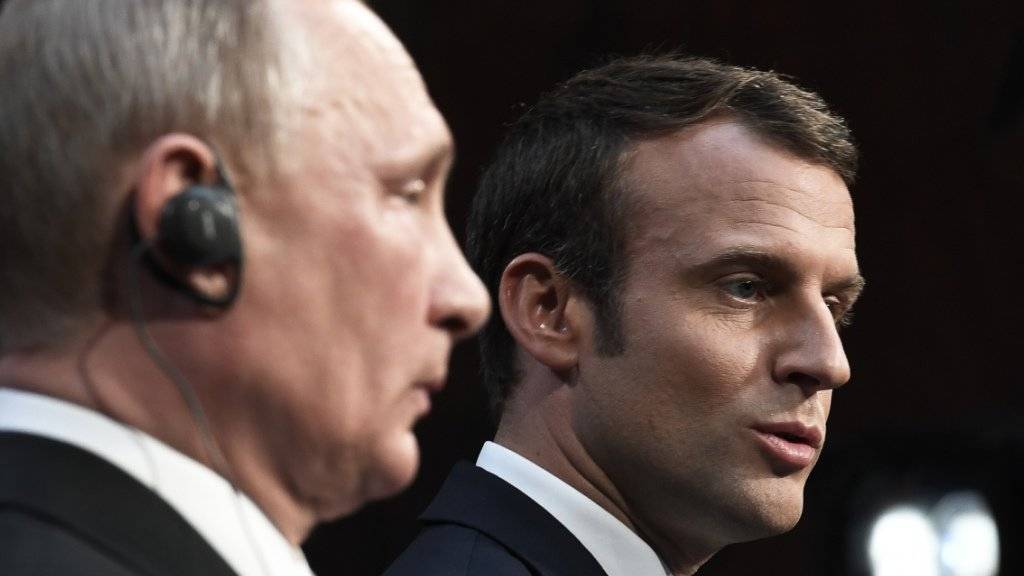 Frankreichs Präsident Emmanuel Macron (rechts) will dem russischen Präsidenten Wladimir Putin (links) seine Grenzen klarmachen. (Archivbild)