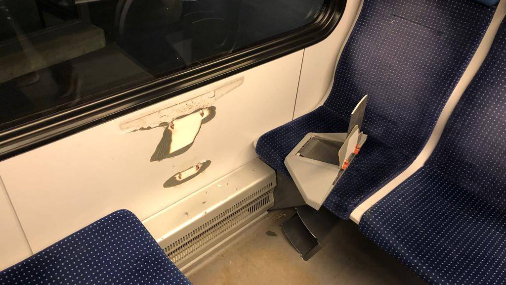 Beschädigter Zug Zentralbahn Fussball-Chaoten