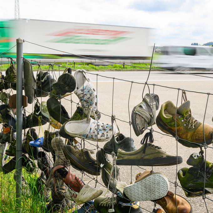 Wer hängt diese verlorenen Schuhe entlang der A1 auf?