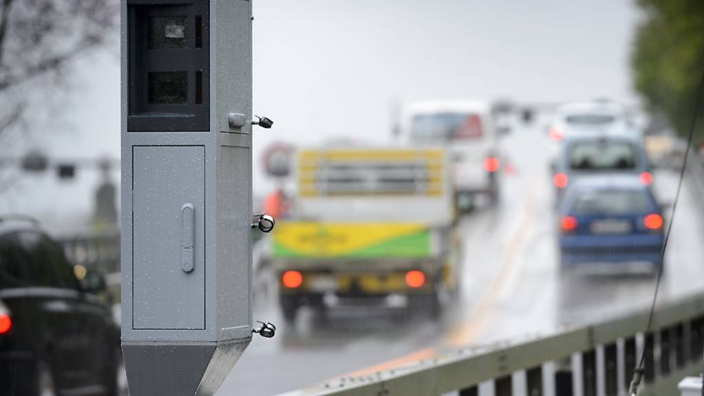 Auf der Autobahn A14 zwischen den Verzweigungen Rotsee und Rütihof wird ab 15. Juli eine neue Radaranlage montiert. (Symbolbild)