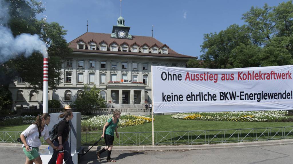 Die BKW-Beteiligung am deutschen Kohlekraftwerk Wilhelmshaven ist seit langem umsritten - im Bild eine Demonstration aus dem Jahr 2014