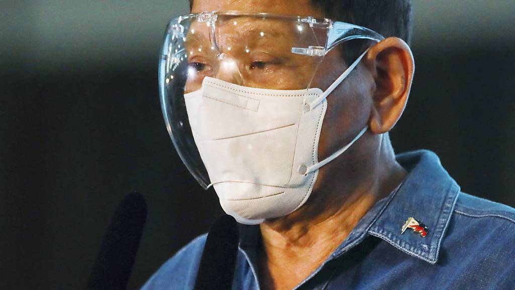 Rodrigo Duterte, Präsident der Philippinen, erklärt, man solle Menschen, die sich nicht gegen das Coronavirus impfen lassen wollen, am besten im Schlaf die Spritze setzen. Foto: Lisa Marie David/POOL REUTERS/AP/dpa