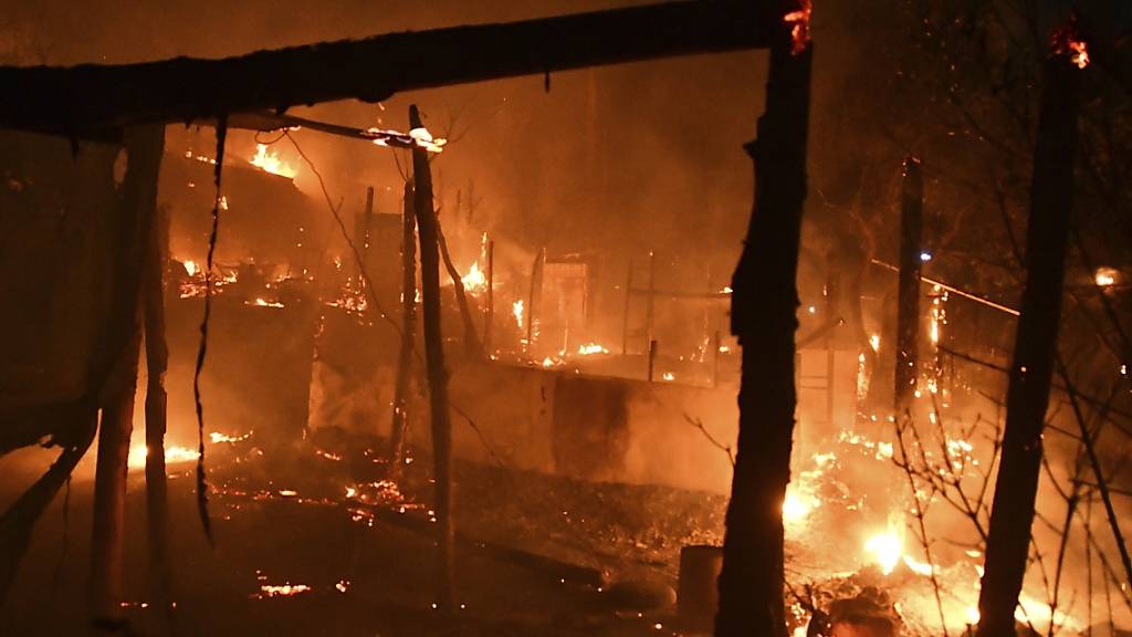 In einem Flüchtlingslager auf der griechischen Insel Samos hat es am Sonntag gebrannt.