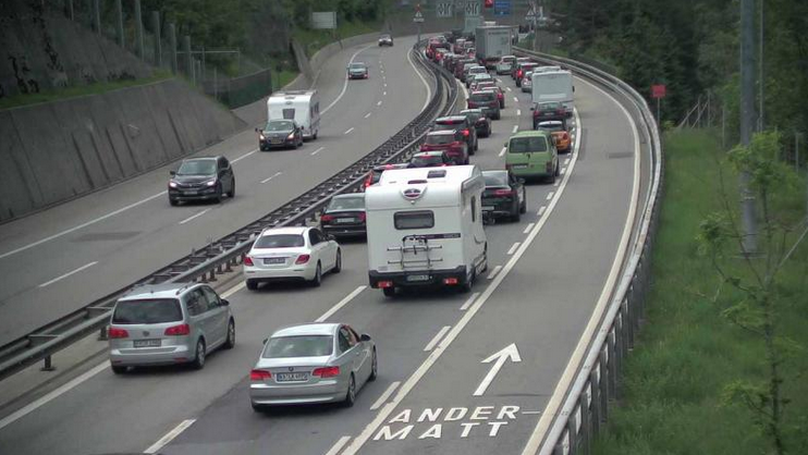 19 Kilometer Stau am Gotthard - dreieinhalb Stunden Wartezeit