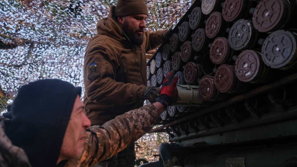 HANDOUT - Auf diesem Foto, das vom Pressedienst der 93. Kholodnyi Yar Separate Mechanized Brigade der Ukraine zur Verfügung gestellt wurde, ist ein MRLS BM-21 «Grad» bereit, auf Stellungen der russischen Armee in Richtung Druschkiwka, Region Donezk, zu feuern. Foto: Iryna Rybakova/Ukrainian 93rd Mechanized brigade/AP/dpa - ACHTUNG: Nur zur redaktionellen Verwendung und nur mit vollständiger Nennung des vorstehenden Credits