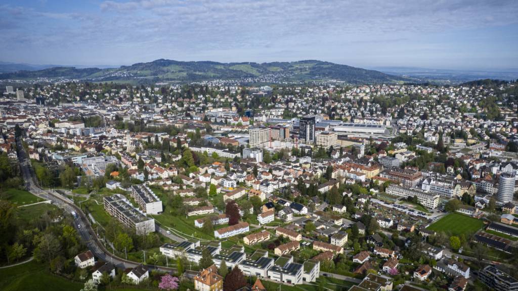 Jugendliche in der Stadt St. Gallen müssen, wenn sie eingebürgert werden wollen, unter Umständen keinen Staatskundetest mehr schreiben. Im Bild zu sehen ist eine Luftaufnahme der Stadt St. Gallen. (Archivbild)