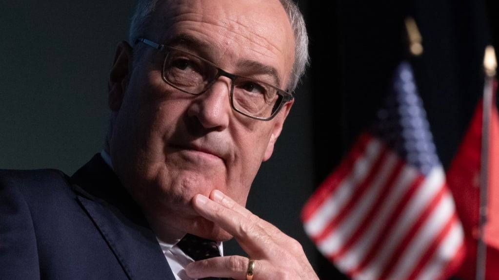 Bundesrat Guy Parmelin vor einer US-amerikanischen und einer Schweizer Flagge. (Archivbild)