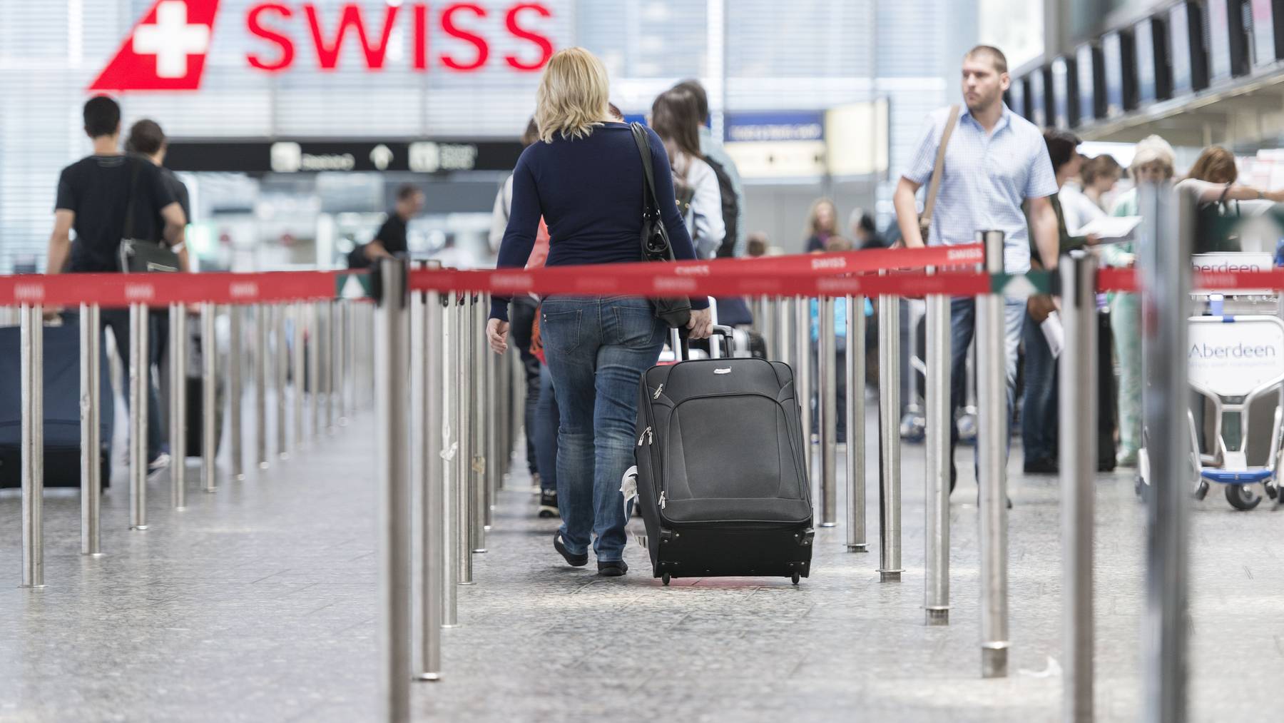 Die Passagierzahlen am Flughafen Zürich befinden sich weiterhin auf sehr tiefem Niveau. (Symbolbild)