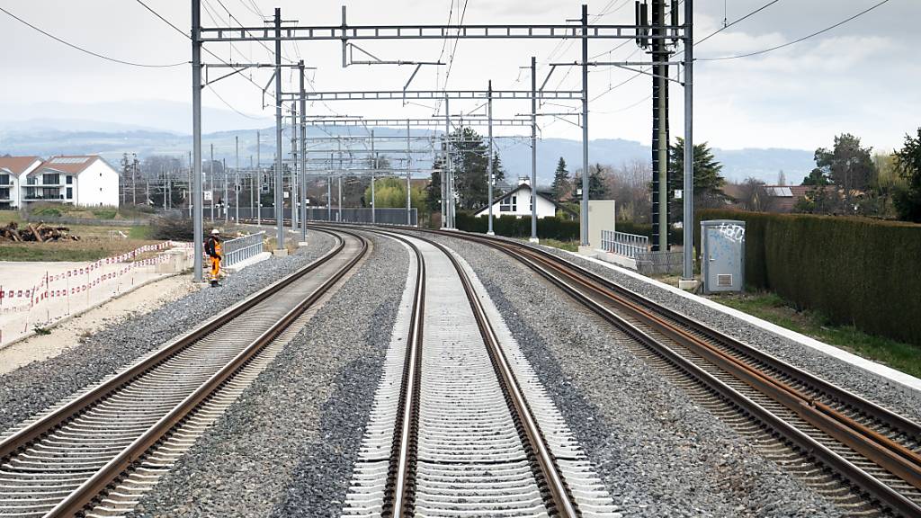Zwischen Genf und Lausanne ist der Bahnverkehr am Samstag während rund drei Stunden unterbrochen gewesen. (Themenbild)