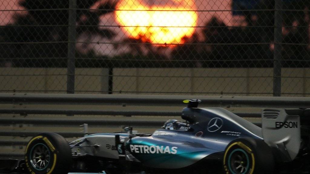 Nico Rosberg im Mercedes bei untergehender Sonne in Abu Dhabi