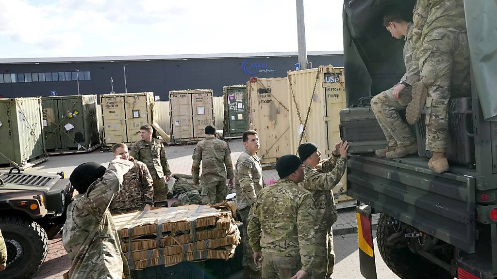 US-Soldaten verladen im polnischen Rzeszow Ausrüstung auf Fahrzeuge. Die USA entsenden weitere Soldaten nach Europa. Foto: Czarek Sokolowski/AP/dpa