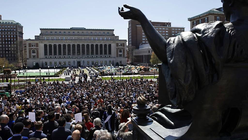 Auf dem Campus der US-Universität Columbia in New York protestieren Studierende und Professoren rund um den Nahost-Konflikt. Dort sowie an den Universitäten Yale und New York University wurden über hundert Demonstranten festgenommen - sie hatten sich geweigert, nicht genehmigte Proteste zu beenden. Foto: Stefan Jeremiah/AP/dpa