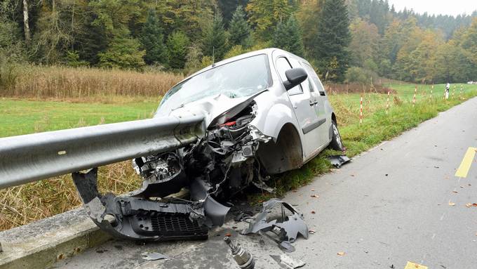 Mit Lieferwagen frontal gegen Leitplanke geprallt – Lenker schwer verletzt