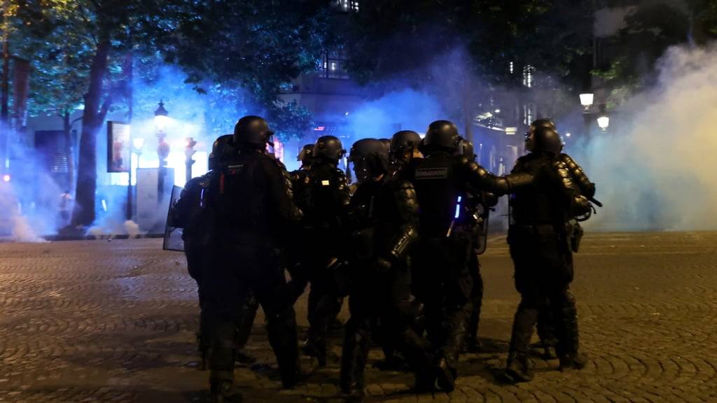 Während Paris Saint-Germain in München einen historischen Sieg feiert, kommt es in der französischen Hauptstadt teils zu Ausschreitungen.