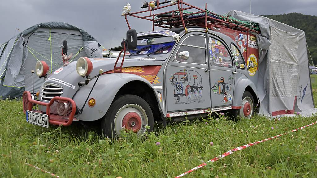 Multifunktional, elegant und günstig im Unterhalt. Citroën 2CV mit Zelt am «Döschwo»-Treffen im Jura.
