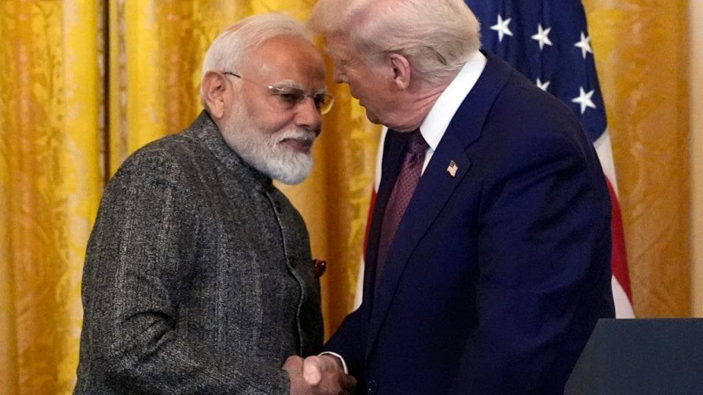 ARCHIV - US-Präsident Donald Trump und Indiens Premierminister Narendra Modi geben sich während einer Pressekonferenz im East Room des Weißen Hauses die Hand. Foto: Alex Brandon/AP/dpa