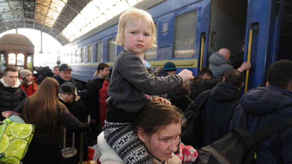 Nach ukrainischen Angaben sind beislang mehr als 100 Kinder im Krieg getötet worden. Viele beefinden sich auch auf der Flucht. Foto: Mykola Tys/SOPA Images via ZUMA Press Wire/dpa