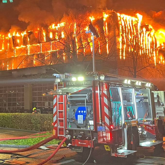 Brand zerstört Industriegebäude in Weggis