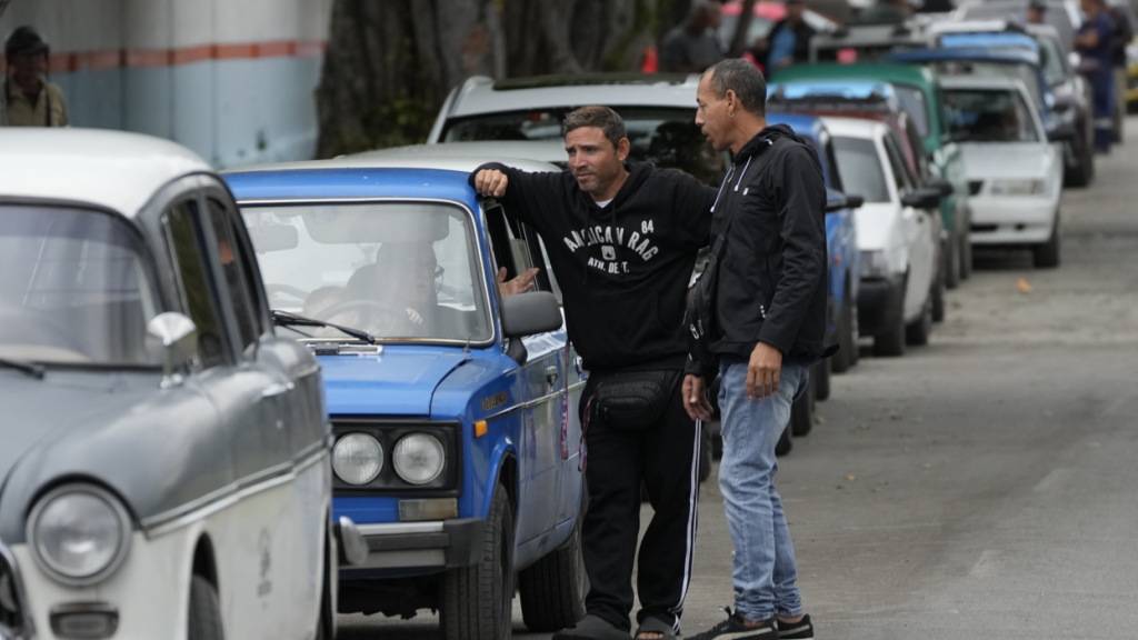 Autofahrer warten in einer langen Schlange vor einer Tankstelle in Kuba. Foto: Ramon Espinosa/AP/dpa