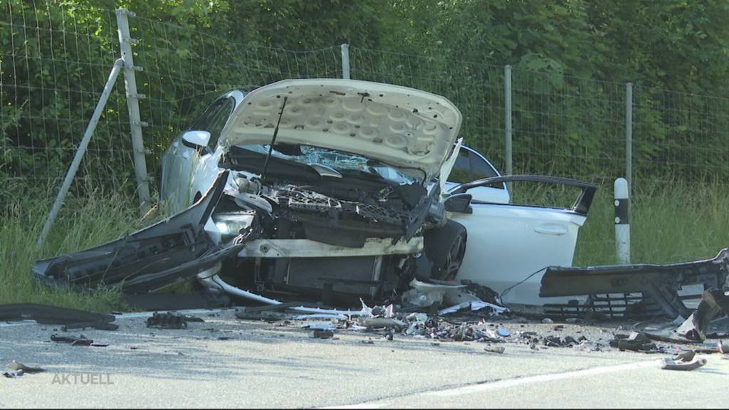 Zwei Schwerverletzte: In Döttingen kracht ein PW-Lenker frontal in entgegenkommendes Auto