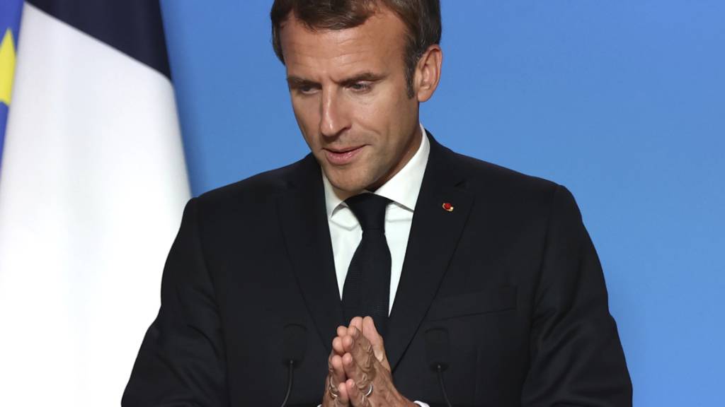 Emmanuel Macron, Präsident von Frankreich, spricht während einer Medienkonferenz auf einem EU-Gipfel. Foto: Aris Oikonomou/Pool AFP/AP/dpa