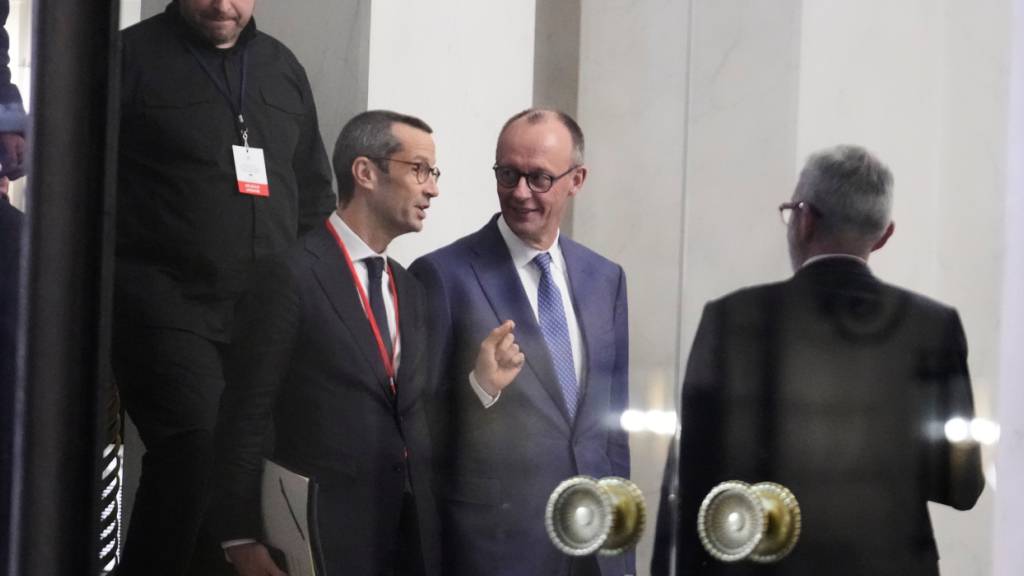 Der ukrainische Chefunterhändler Rustem Umjerow (l) und der deutsche Bundeskanzler Friedrich Merz (CDU, 2.v.r) verlassen den Elysee-Palast, nachdem sie an einem Treffen der «Koalition der Willigen» zur Ukraine teilgenommen haben. Foto: Michel Euler/AP/dpa