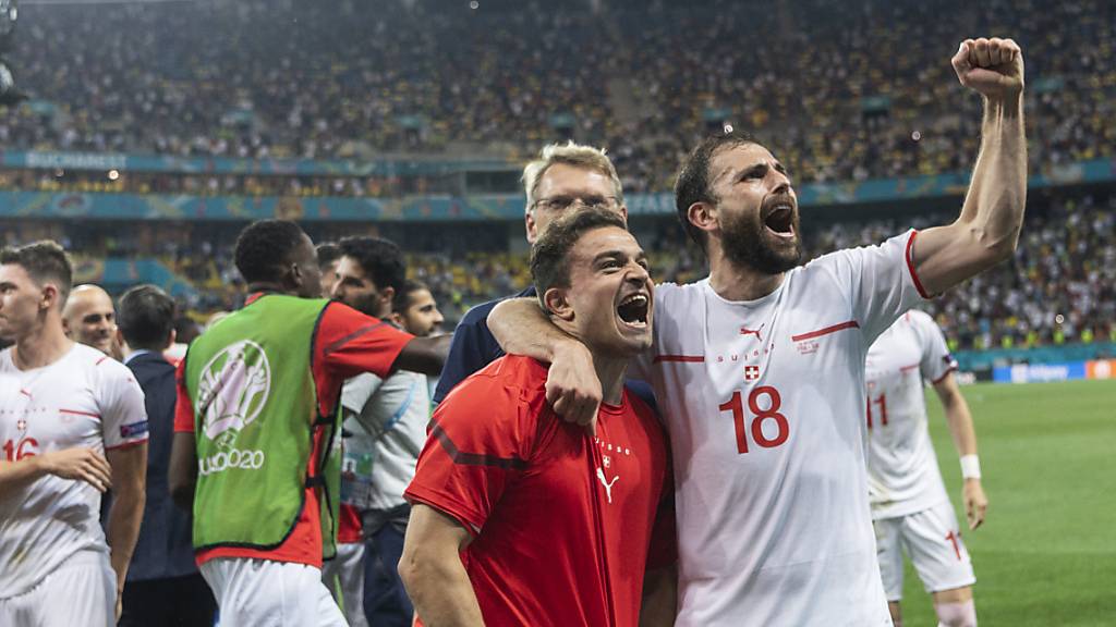 An der EM jubelte Admir Mehmedi (re.) nach seinem verwerteten Penalty gegen Frankreich noch mit Xherdan Shaqiri, nun erklärt er seinen Rücktritt aus der Nationalmannschaft