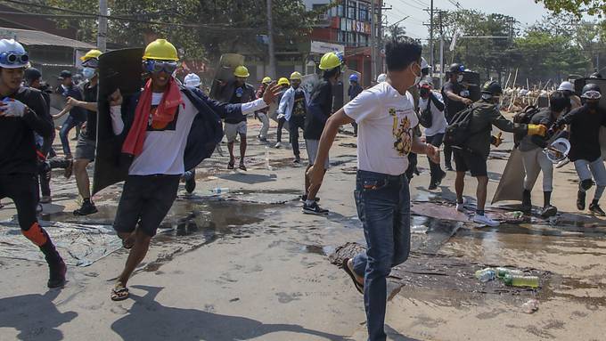 Polizei streckt in Myanmar Demonstranten per Kopfschuss nieder
