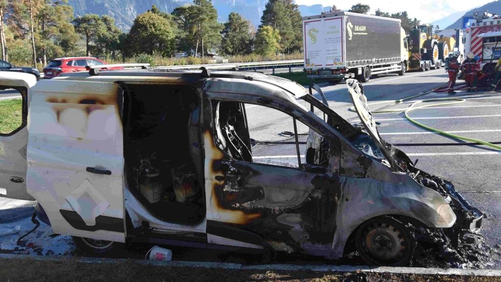 Ein Auto ist am Freitag bei Zizers GR auf einem Autobahn-Rastplatz komplett ausgebrannt.