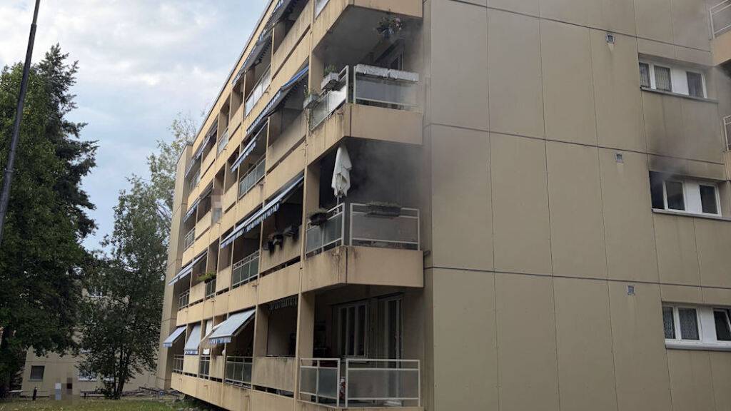 Beim Eintreffen der Rettungskräfte drang Rauch aus der Wohnung im ersten Obergeschoss.