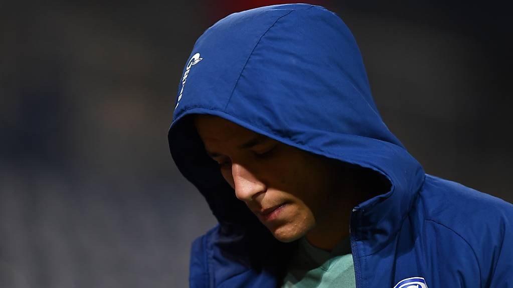 Im Dunkeln: Nach einem positiven Schnelltest bei einem ungenannten Spieler von Schalke 04 ist aktuell offen, ob die Bundesliga-Nachholpartie am Mittwoch gegen Hertha Berlin stattfinden kann