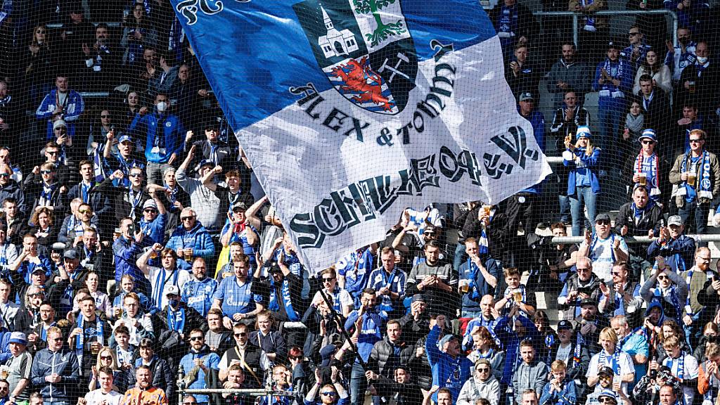 Die Fans von Schalke hoffen auf den Wiederaufstieg in die Bundesliga
