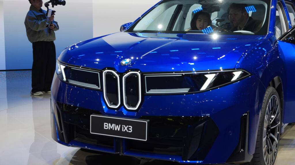 Noch hofft BMW, dass das neue Modell IX3 den Konzern über Wasser hält. Die am Donnerstag publizierten Zahlen zeigen aber, dass der unlängst bekannt gewordene Stellenabbau durchaus nötig ist. (Archivbild)