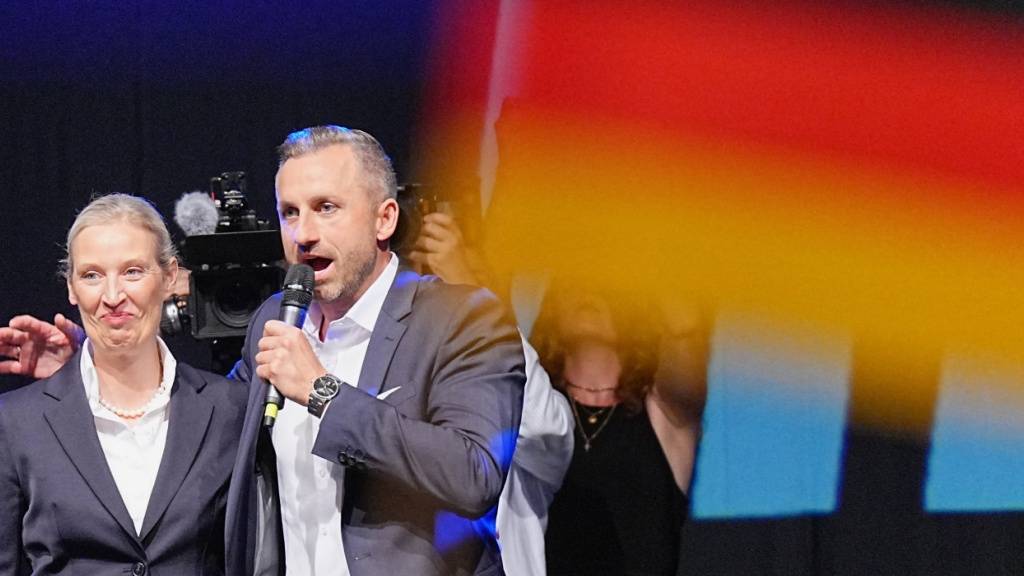 AfD-Spitzenkandidat Ulrich Siegmund (M) und Bundesparteivorsitzende Alice Weidel (l) stehen bei der Wahlparty der AfD auf der Bühne. Foto: Michael Kappeler/dpa